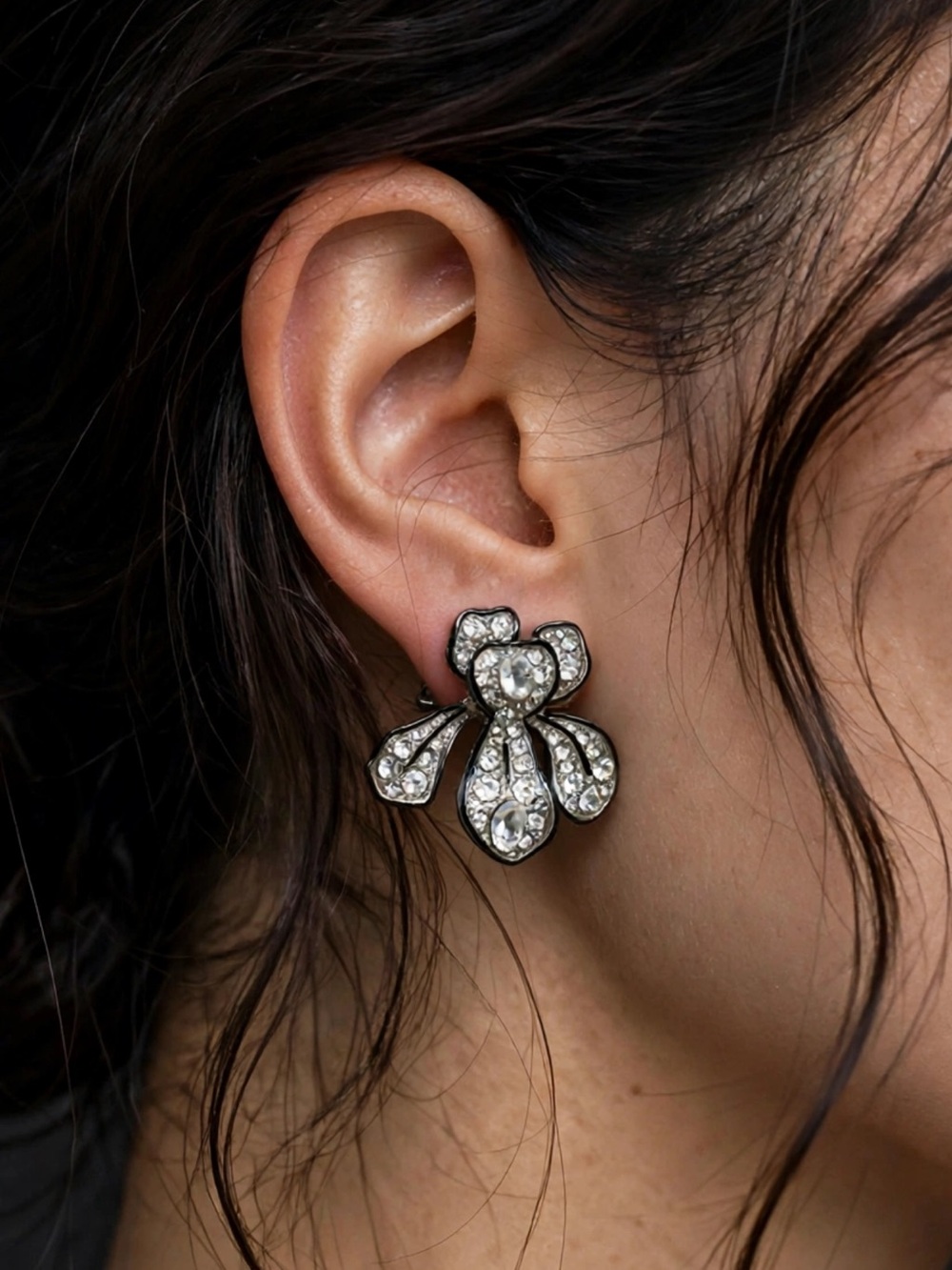 New Amimi Silver Crystal Flower Earrings Black Outline Pave Rhinestones E135